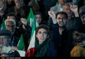 مشت‌های گره کرده کرمانی‌ها در حمایت از رهبری