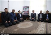 تجلیل استاندار از خانواده شهدای جنگ رمضان پارس‌آباد
