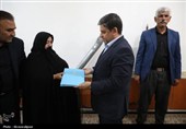 تجلیل استاندار از خانواده شهدای جنگ رمضان پارس‌آباد