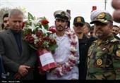 ‌بازگشت فاتح اقیانوس‌ها به زادگاه؛ استقبال حماسی عجب‌شیری‌ها از استوار علی فخری جانباز ناوشکن دنا