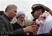 ‌بازگشت فاتح اقیانوس‌ها به زادگاه؛ استقبال حماسی عجب‌شیری‌ها از استوار علی فخری جانباز ناوشکن دنا