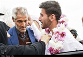 ‌بازگشت فاتح اقیانوس‌ها به زادگاه؛ استقبال حماسی عجب‌شیری‌ها از استوار علی فخری جانباز ناوشکن دنا