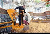 گل‌آرایی ضریح مطهر حرم حضرت معصومه(س)