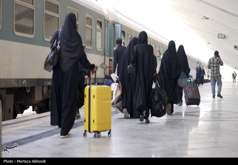 اعزام300نفر ازخانواده شهدای دانش‌آموزمیناب به مشهد در آستانه دهه کرامت