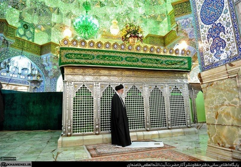 تصاویری از مشرف شدن رهبر شهید به حرم حضرت معصومه(س)
