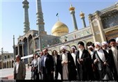 تصاویر حضور شهید امام خامنه‌ای در حرم حضرت معصومه(س)