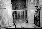 تصاویر حضور شهید امام خامنه‌ای در حرم حضرت معصومه(س)