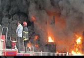 تلاش آتش نشانان برای مهار آتش‌سوزی در کارخانه یونولیت‌سازی