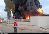 تلاش آتش نشانان برای مهار آتش‌سوزی در کارخانه یونولیت‌سازی
