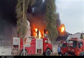 تلاش آتش نشانان برای مهار آتش‌سوزی در کارخانه یونولیت‌سازی