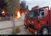 تلاش آتش نشانان برای مهار آتش‌سوزی در کارخانه یونولیت‌سازی