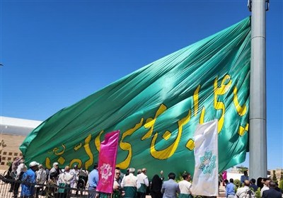 آیین اهتزاز پرچم رضوی همزمان با آغاز دهه کرامت در ورامین برگزار شد