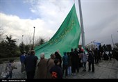 مراسم اهتزاز پرچم امام رضا (ع) بر فراز شهر همدان