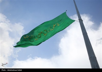 مراسم اهتزاز پرچم امام رضا (ع) بر فراز شهر همدان
