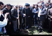 غرس 500 نهال به یاد نونهالان شهید میناب در هنرستان شهید رجایی اردبیل