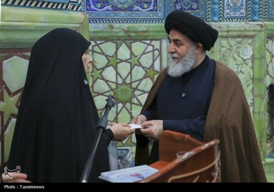 اهدای پول‌های تبرکی کیف دانش‌آموز شهید میناب به مسجد جمکران+ عکس