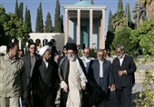 فیلمی از حضور رهبر شهید بر مزار "پیامبر شعر فارسی"