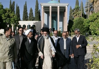فیلمی از حضور رهبر شهید بر مزار "پیامبر شعر فارسی"