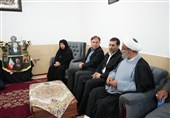 استاندار بوشهر با خانواده شهدای جنگ رمضان در دشتستان دیدار کرد