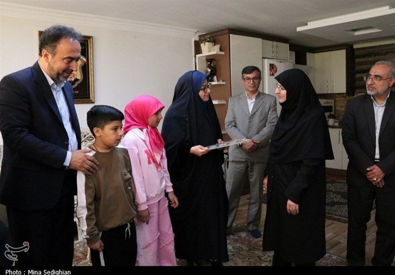 دیدار معاون وزیر آموزش و پرورش با خانواده شهید «مهدی فرهادکیایی»