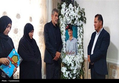 تجلیل فرماندار بویراحمد از دختران و خانواده‌های شهدای جنگ رمضان