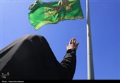 آسمان اراک معطر به نام امام رضا(ع)؛ پرچم رضوی بر فراز پارک ملت به اهتزاز درآمد
