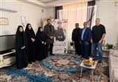 احسان حدادی: قهرمانان واقعی شهدا هستند