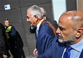 استقبال از رضا پهلوی در برلین با سس گوجه فرنگی + فیلم