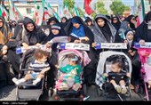 نخستین رژه بانوان رسانه‌ای کشور در رشت/ زنان، یک طرف همه حماسه‌ها