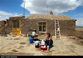 زنان روستا بیشترین فشار را در نبود آب و ریزش قنات تحمل می‌کنند؛ چرا که برای شست‌وشوی لباس، ظروف و تأمین آب مصرفی منزل، روزانه تا سه مرتبه مجبور به طی این مسیر هستند. این در حالی است که به دلیل ریزش و گرفتگی مسیر قنات، حجم آب نیز کاهش یافته و امکان برداشت آب در حد نیاز خانواده‌ها فراهم نیست.
