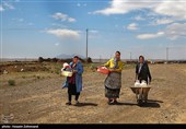 زنان روستا بیشترین فشار را در نبود آب و ریزش قنات تحمل می‌کنند؛ چرا که برای شست‌وشوی لباس، ظروف و تأمین آب مصرفی منزل، روزانه تا سه مرتبه مجبور به طی این مسیر هستند. این در حالی است که به دلیل ریزش و گرفتگی مسیر قنات، حجم آب نیز کاهش یافته و امکان برداشت آب در حد نیاز خانواده‌ها فراهم نیست.