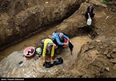 زنان روستا بیشترین فشار را در نبود آب و ریزش قنات تحمل می‌کنند؛ چرا که برای شست‌وشوی لباس، ظروف و تأمین آب مصرفی منزل، روزانه تا سه مرتبه مجبور به طی این مسیر هستند. این در حالی است که به دلیل ریزش و گرفتگی مسیر قنات، حجم آب نیز کاهش یافته و امکان برداشت آب در حد نیاز خانواده‌ها فراهم نیست.
