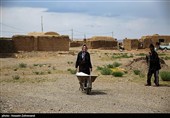 زنان روستا بیشترین فشار را در نبود آب و ریزش قنات تحمل می‌کنند؛ چرا که برای شست‌وشوی لباس، ظروف و تأمین آب مصرفی منزل، روزانه تا سه مرتبه مجبور به طی این مسیر هستند. این در حالی است که به دلیل ریزش و گرفتگی مسیر قنات، حجم آب نیز کاهش یافته و امکان برداشت آب در حد نیاز خانواده‌ها فراهم نیست.
