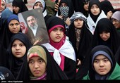 اجتماع مشت‌های گره کرده در حرم مطهر رضوی