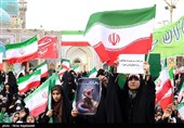 اجتماع مشت‌های گره کرده در حرم مطهر رضوی