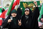 اجتماع مشت‌های گره کرده در حرم مطهر رضوی