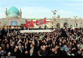 اجتماع مشت‌های گره کرده در حرم مطهر رضوی