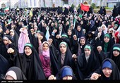 اجتماع مشت‌های گره کرده در حرم مطهر رضوی