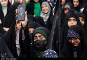 اجتماع مشت‌های گره کرده در حرم مطهر رضوی