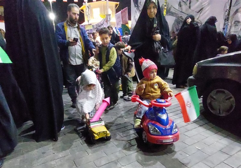 کودکان رشت با ماشین‌های بازی در میدان شهدای ذهاب