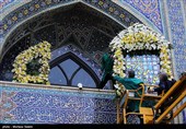 گل آرایی سقاخانه و پنجره فولاد حرم رضوی به مناسبت دهه کرامت