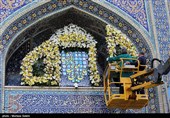 گل آرایی سقاخانه و پنجره فولاد حرم رضوی به مناسبت دهه کرامت