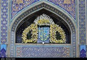 گل آرایی سقاخانه و پنجره فولاد حرم رضوی به مناسبت دهه کرامت