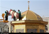 گل آرایی سقاخانه و پنجره فولاد حرم رضوی به مناسبت دهه کرامت