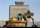 گل آرایی سقاخانه و پنجره فولاد حرم رضوی به مناسبت دهه کرامت