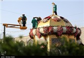 گل آرایی سقاخانه و پنجره فولاد حرم رضوی به مناسبت دهه کرامت