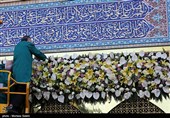 گل آرایی سقاخانه و پنجره فولاد حرم رضوی به مناسبت دهه کرامت