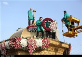 گل آرایی سقاخانه و پنجره فولاد حرم رضوی به مناسبت دهه کرامت
