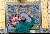 گل آرایی سقاخانه و پنجره فولاد حرم رضوی به مناسبت دهه کرامت