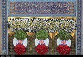 گل آرایی سقاخانه و پنجره فولاد حرم رضوی به مناسبت دهه کرامت